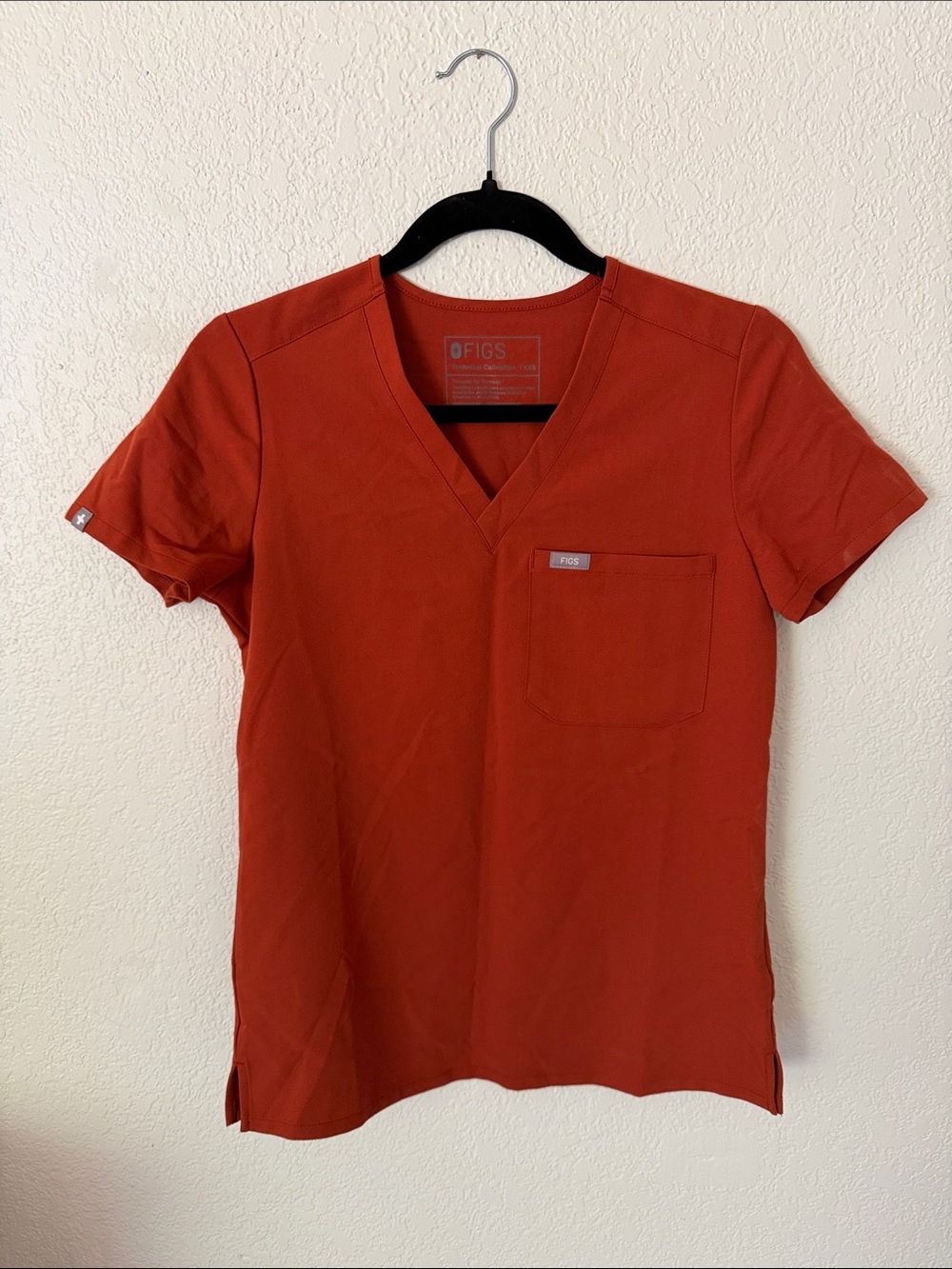 FIGS Women’s Catarina Scrub Top in Auburn